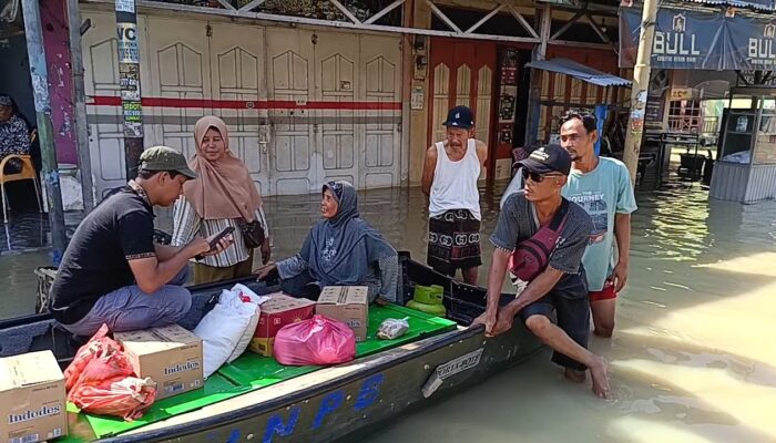 Kesulitan Air Bersih, Korban Banjir di Sergai Dapat Bantuan dari Ketua SMSI