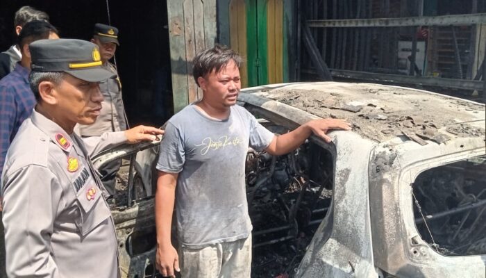 Mobil Daihatsu Alya Hangus Terbakar di Depan DPRD Sergai, Polisi dan Warga Bergerak Cepat Padamkan Api