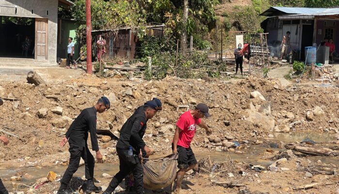 Misi Kemanusiaan Brimob di Sibolga: Medan Sulit Tak Halangi Penemuan Korban Longsor
