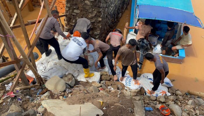 Polda Sumut Bangun Jembatan Darurat di Tapteng, Jalinsum Kembali Bisa Dilewati