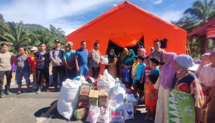 Polres Tapanuli Selatan Hadirkan Kepedulian Lewat Bansos untuk Warga Terdampak Bencana di Reniate