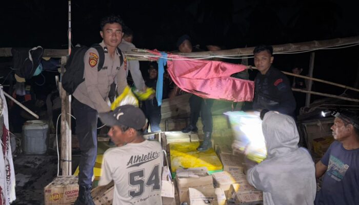 Akses Darat Terputus, Kapolres Langkat Salurkan 2.280 Paket Bansos ke Pematang Jaya Lewat Jalur Laut