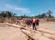 Brimob Polda Sumut Terobos Banjir Bandang Garoga: Sisir Material Longsor, Selamatkan Warga, dan Evakuasi Pasien