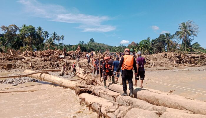Brimob Polda Sumut Terobos Banjir Bandang Garoga: Sisir Material Longsor, Selamatkan Warga, dan Evakuasi Pasien