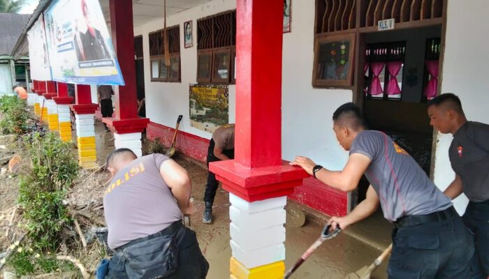 Polda Sumut Gerak Cepat Pulihkan Desa Garoga: Sekolah hingga Masjid Dibersihkan dari Material Banjir Bandang