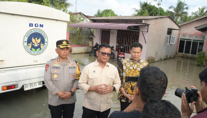 5.000 Paket Makan Bergizi Dibagikan, Deputi BGN RI,Kapolres dan Wabup Sergai Tinjau Banjir di Tanjung Beringin