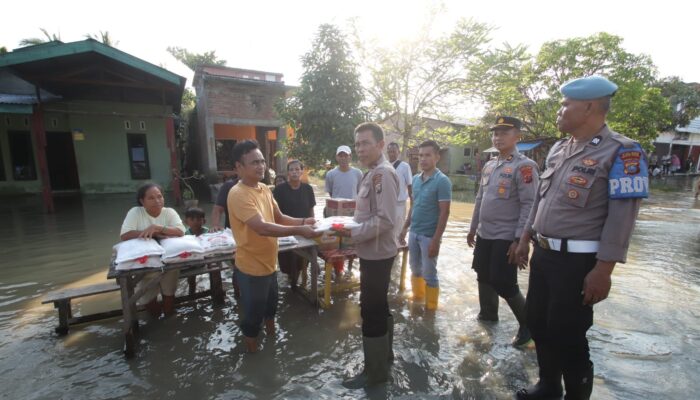 Wujud Kepedulian Kapolda Sumut, Kapolres Sergai Salurkan Sembako untuk Warga Terdampak Banjir di Tanjung Beringin
