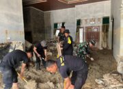 “Sinergi TNI–Polri di Tapsel: Bersihkan Rumah Warga dan Pulihkan Harapan Pasca Bencana”