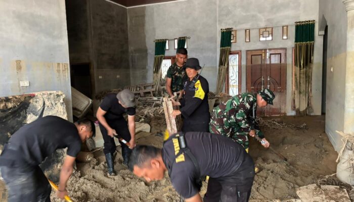 “Sinergi TNI–Polri di Tapsel: Bersihkan Rumah Warga dan Pulihkan Harapan Pasca Bencana”