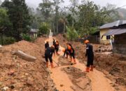 Brimob Polda Sumut Gerak Cepat Bantu Korban Banjir Bandang di Taput, Rumah Ibadah hingga Permukiman Dibersihkan
