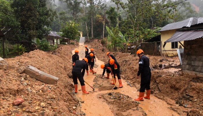 Brimob Polda Sumut Gerak Cepat Bantu Korban Banjir Bandang di Taput, Rumah Ibadah hingga Permukiman Dibersihkan