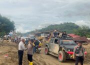 Brimob Percepat Pemulihan Pascabanjir Tapsel, Rumah Warga dan Sekolah Dibersihkan dalam Operasi Aman Nusa II