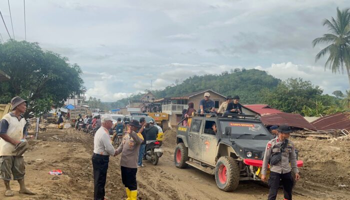 Brimob Percepat Pemulihan Pascabanjir Tapsel, Rumah Warga dan Sekolah Dibersihkan dalam Operasi Aman Nusa II