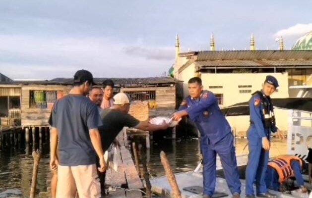 Ditpolairud Polda Sumut Turun ke Laut Bagikan Sembako untuk Nelayan Belawan yang Terhenti Akibat Cuaca Buruk