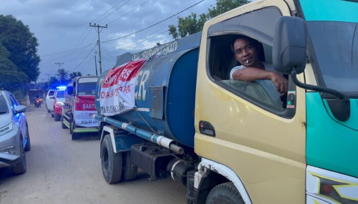 Polres Langkat Gerak Cepat! Ribuan Sembako dan Air Bersih Disalurkan ke Warga Terdampak Banjir di Besitang