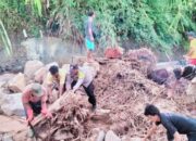 Antisipasi Banjir Ulang, Bhabinkamtibmas Polres Sibolga Turun Langsung Bersama Warga Bersihkan Sungai Aek Doras