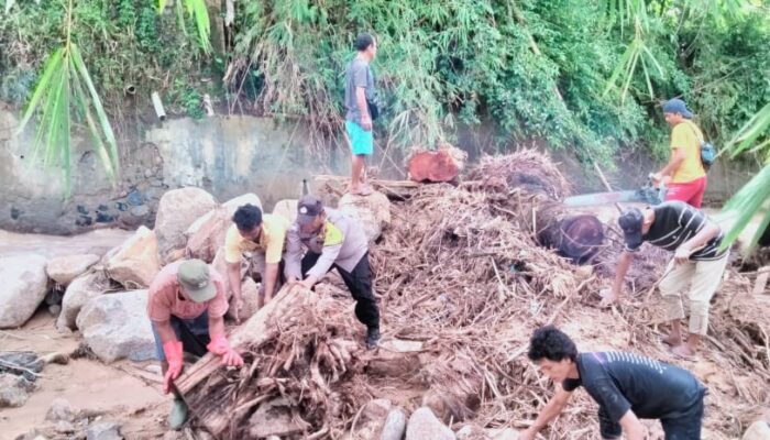 Antisipasi Banjir Ulang, Bhabinkamtibmas Polres Sibolga Turun Langsung Bersama Warga Bersihkan Sungai Aek Doras