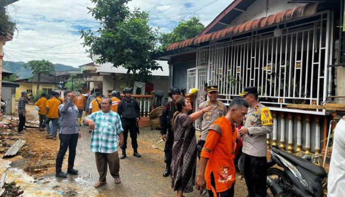 Polri Hadir di Tengah Bencana, Kabag Astamaops Mabes Polri Tinjau Pengungsian Longsor di Sibolga