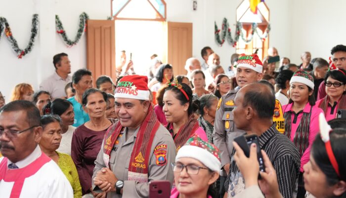 Natal Penuh Harapan di Tengah Bencana: Kapolda Sumut Hadir Menguatkan Warga Adiankoting
