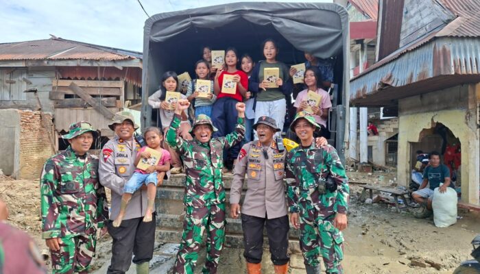 Negara Hadir di Pasar Huta Godang, Brimob Sumut Antar Anak Sekolah dan Bagikan Susu Presiden