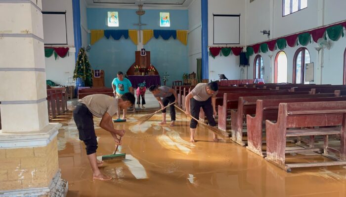 Sat Brimob Polda Sumut Gotong Royong Bersihkan Gereja HKBP Hutanabolon, Rayakan Natal Bersama Jemaat