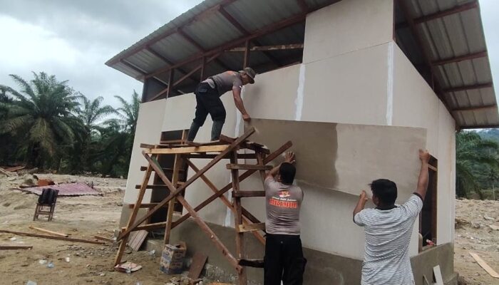 Brimob Polda Sumut Bersatu dengan Warga, Hunian Sementara Korban Banjir Tapsel Hampir Rampung