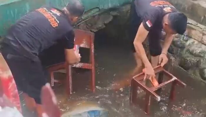 Brimob Polda Sumut Bersihkan SDN 3 Tanjung Pura, Sekolah Bangkit dari Lumpur Pascabanjir