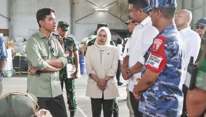 Gubernur Bobby Nasution Dampingi Wapres Tinjau Gudang Logistik Lanud Soewondo, Pastikan Kelancaran Distribusi Bantuan Bencana