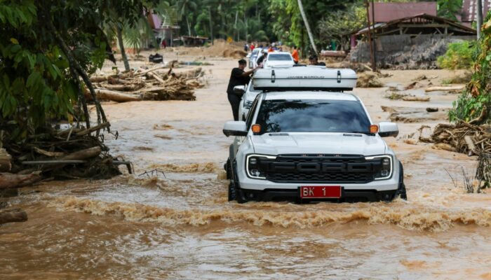 Bobby Nasution Terobos Daerah Banjir dan Longsor Parah di Tapteng, Salurkan Bantuan Logistik, Air Bersih dan Internet