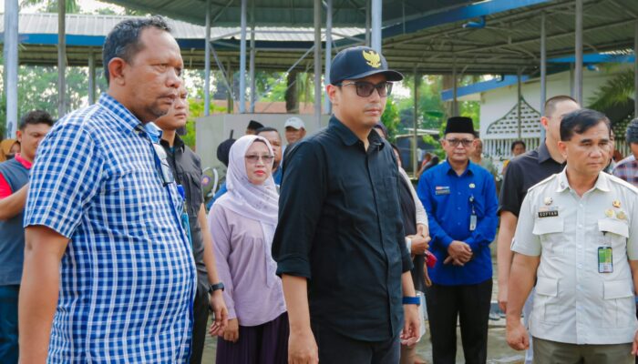 Rico Waas dan Airin Tinjau Pembersihan Masjid Jami’ Tanjung Mulia dan Serahkan Bantuan Sembako Untuk Warga Terdampak Banjir