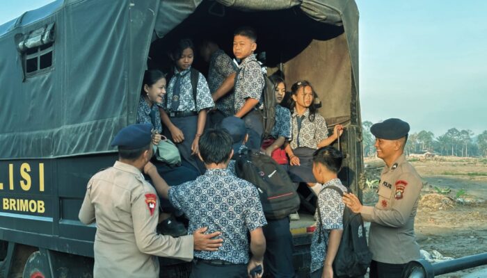 Akses Terputus Pascabanjir, Brimob Polda Sumut Pastikan Anak-anak Batang Toru Tetap Bersekolah