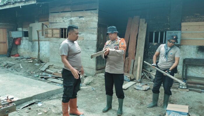 Gotong Royong Brimob dan Warga, Fasilitas MCK Dibangun untuk Korban Banjir Tolang Julu