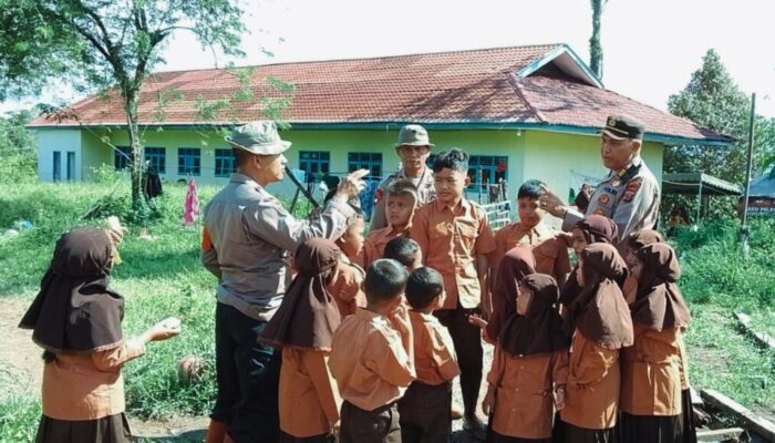 Brimob dan Polsek Sipirok Tinjau Madrasah yang Dijadikan Lokasi Pengungsian, Beri Semangat Belajar di Tengah Pemulihan