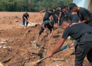 Pulihkan Lingkungan Pascabencana, Brimob Batalyon A Pelopor Bersihkan Selokan dan Salurkan Air Bersih di Tapteng