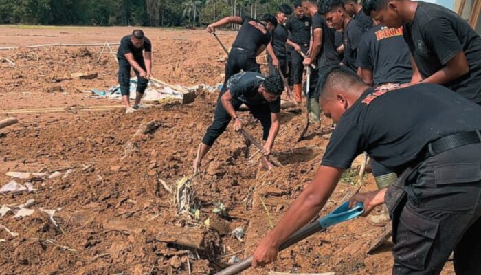 Pulihkan Lingkungan Pascabencana, Brimob Batalyon A Pelopor Bersihkan Selokan dan Salurkan Air Bersih di Tapteng