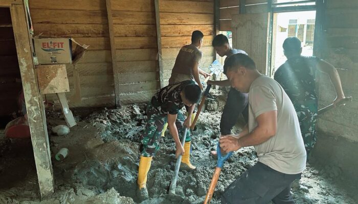 Brimob Polda Sumut Bergerak Tanpa Henti, Rumah Warga dan Masjid di Batang Toru Dibersihkan Pascabencana