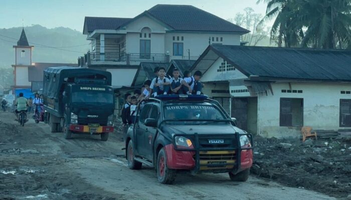Brimob Polda Sumut Antar Anak Garoga ke Sekolah, Harapan Tetap Menyala di Tengah Bencana