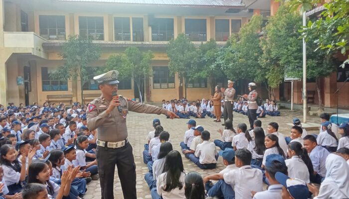 Sat Lantas Polres Sibolga Tanamkan Kesadaran Tertib Lalu Lintas Sejak Dini di SMPN 2 Sibolga