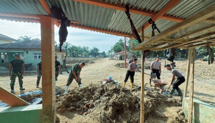 Brimob Sumut Turun Langsung Bersihkan Rumah Warga dan Bangun MCK Masjid Pascabencana di Batang Toru