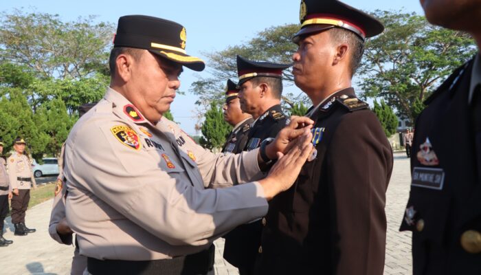 Wakapolres Sergai Sematkan Satyalancana Pengabdian, Dorong Personel Tingkatkan Loyalitas dan Kinerja