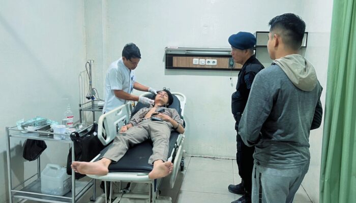 Aksi Cepat Personel Brimob Sumut di Dini Hari, Korban Laka Tunggal Berhasil Diselamatkan