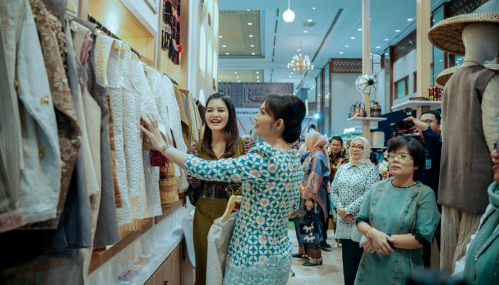 Pembukaan INACRAFT 2026, Kahiyang Ayu Perkenalkan Potensi Kriya dan Wastra Sumut kepada Ketua Umum Dekranas