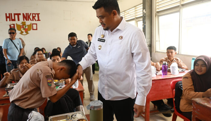 Tinjau Pembagian MBG di SMAN 1 Gunungsitoli, Bobby Nasution Pastikan Program Ini Optimal
