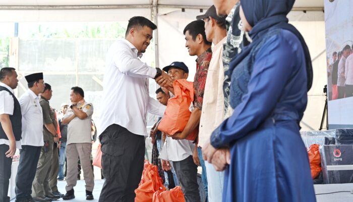 Gubernur Bobby Nasution Dampingi Mendagri Resmikan Huntara dan Penyerahan Bantuan Dana Tunggu Hunian di Tapsel