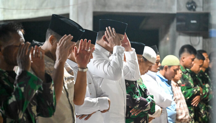 Gubernur Sumut Bobby Nasution Salat Tarawih Perdana di Lokasi Terdampak Bencana Tukka Tapteng