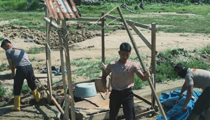 Brimob Turun Tangan Bangun Huntara dan Benahi Fasilitas Umum, Warga Garoga Bangkit Bersama