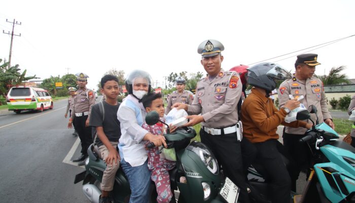 Polantas Sergai Tebar Berkah Ramadan, 100 Takjil Dibagikan Sambil Edukasi Tertib Lalu Lintas