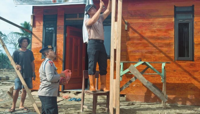 Brimob Batalyon C Kawal dan Bantu Percepatan Pembangunan Huntara di Batang Toru