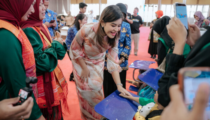 Kahiyang Ayu Serahkan 135 Kursi Roda Adaptif bagi Anak Penyandang Cerebral Palsy di Sumut