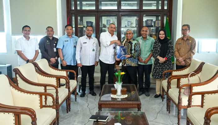 Pj Sekdaprov Sumut Terima Laporan Kinerja Komisi Informasi Tahun 2025